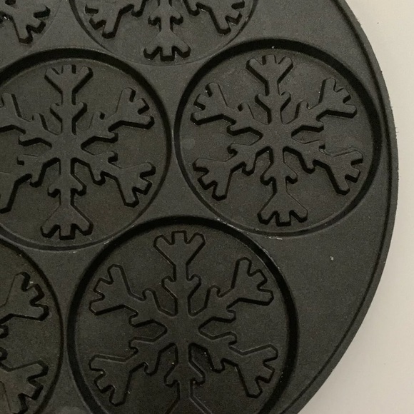 Nordic Ware Snowflake Pancake Pan
Makes 7 approximately 3” diameter pancakes - Picture 5 of 6